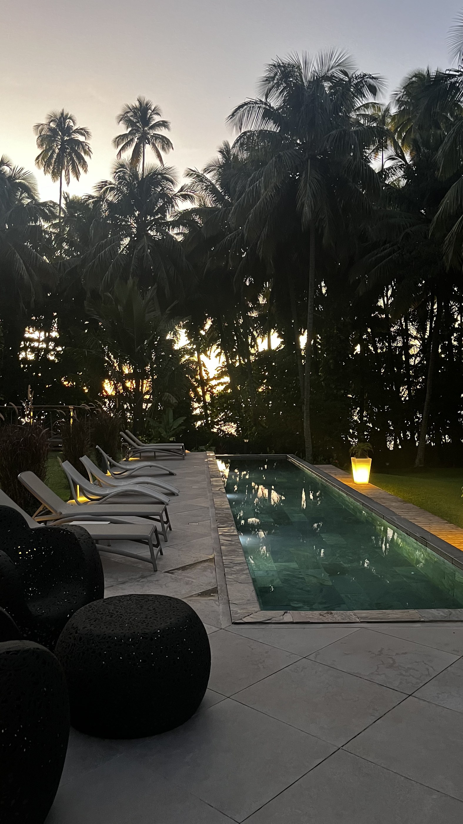Piscine à débordement de l'Habitation Anse Couleuvre au crépuscule