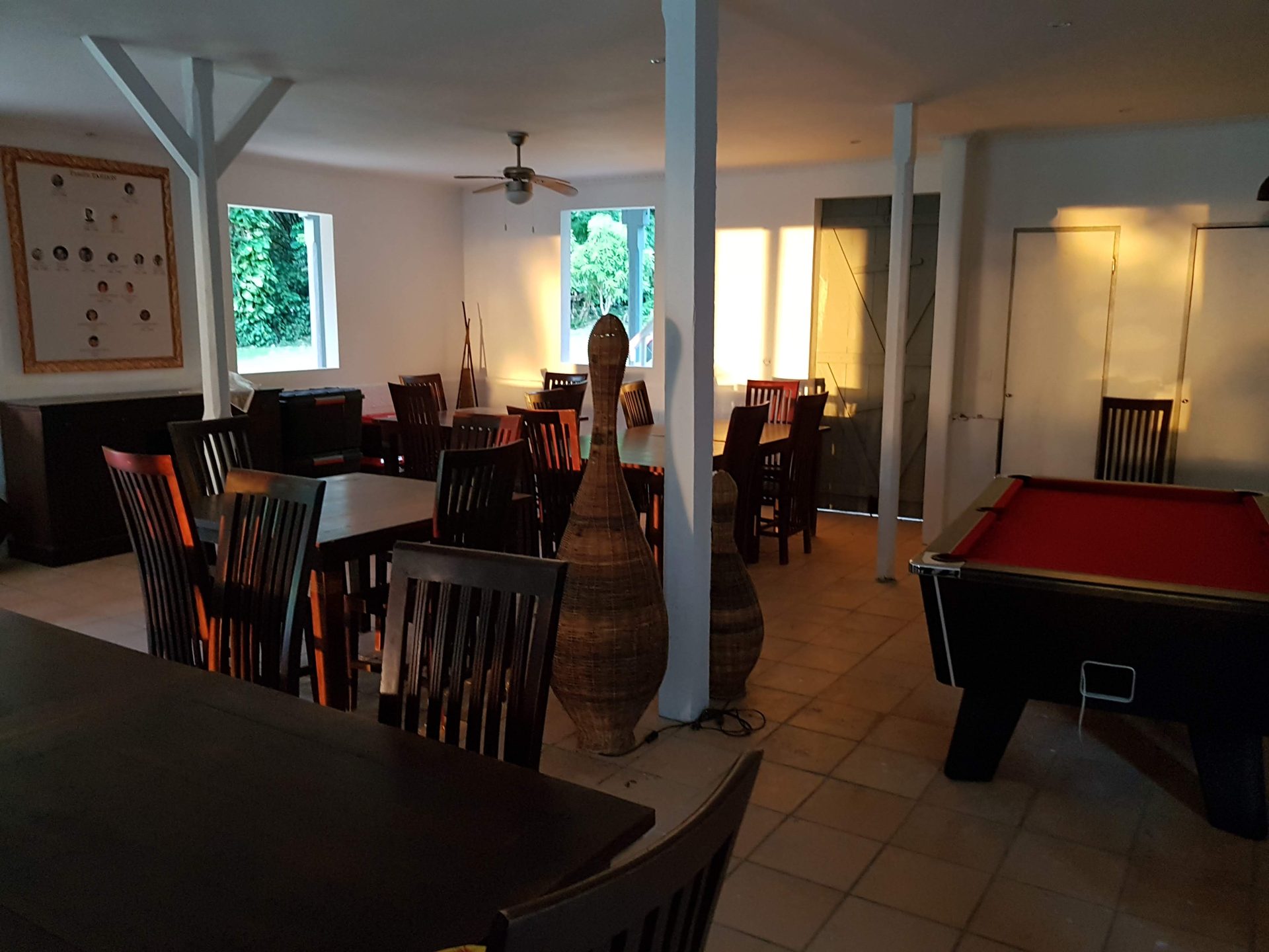 Assiette de spécialités créoles servie au restaurant de l'Habitation Anse Couleuvre