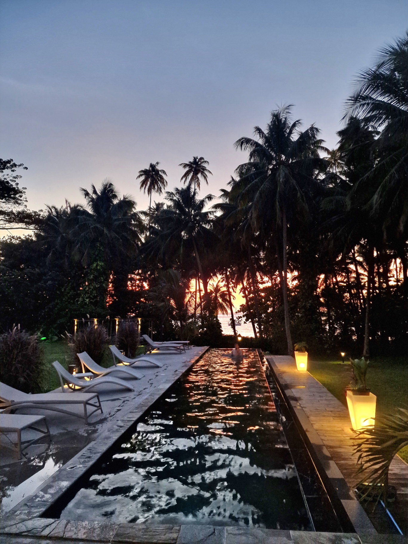 Piscine de l'Habitation Anse Couleuvre au coucher du soleil, nord de la Martinique
